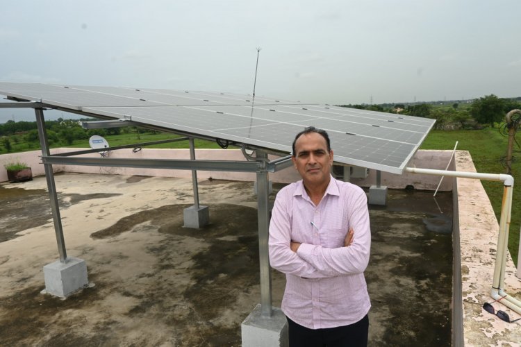 सूरज की तपिश से फैल रहा घर आँगन में उजियारा