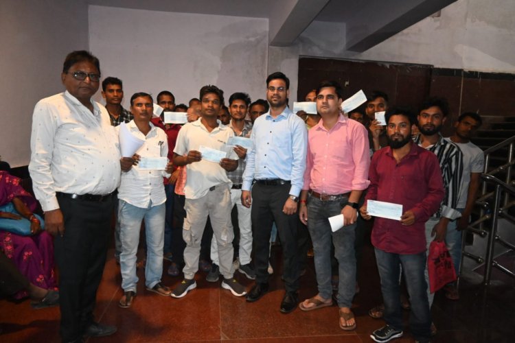 बलौदबाजार : श्रम विभाग ने मजदूरों को दिलाई लंबित मजदूरी राशि