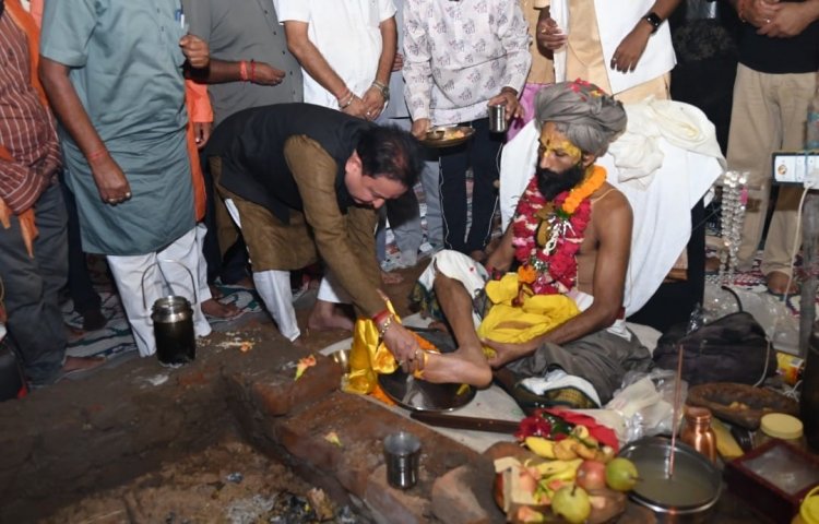 विधायक ने संत सियाराम दास जी के चरणों में किया समर्पण, बोले—गुरु साक्षात् परम सत्य हैं