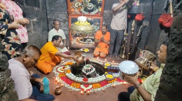 सावन के पहले दिन कुलेश्वर नाथ मंदिर में श्रद्धालुओं का सैलाब, त्रिवेणी संगम में गूंजा “हर हर महादेव”