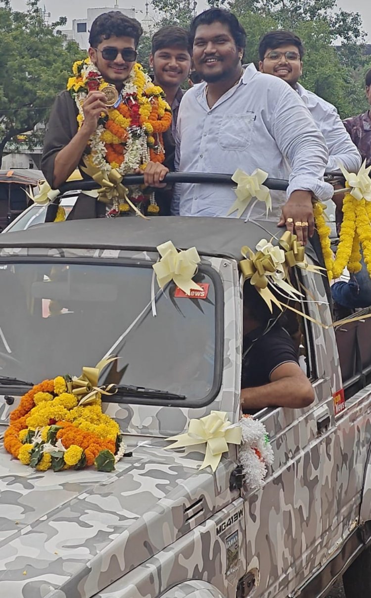 *देहरादून में गोल्ड जीतकर लौटे अयान ख्वाजा का रायपुर रेलवे स्टेशन पर भव्य स्वागत*