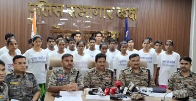 सुकमा में 1.18 करोड़ के इनामी 23 नक्सलियों ने किया आत्मसमर्पण, सरकार की नीतियों से हुए प्रभावित