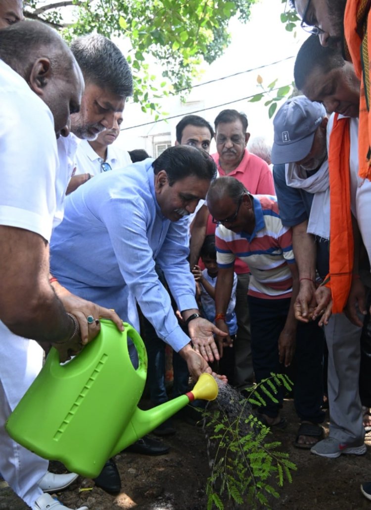 नगर निगम जोन 7 क्षेत्र में करबला तालाब पार में गड्ढों, फेंसिंग व्यवस्था सहित नीम, करंज, विभिन्न प्रजातियों के 50 पौधोँ का रोपण