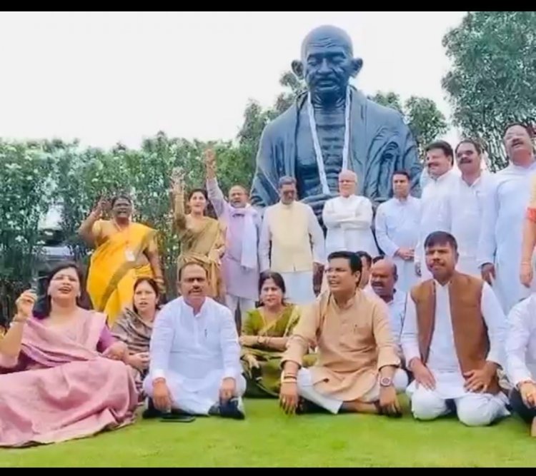 सत्र के पहले दिन से सदन में हंगामे के आसार हैं. कांग्रेस ने सदन में सरकार को घेरने की रणनीति बनाई है.