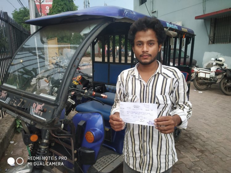 ई-रिक्शा चालक द्वारा फिल्मी स्टाईल में स्टंट करना पड़ा महंगा, 3000 रूपये का भरना पड़ा जुर्माना।