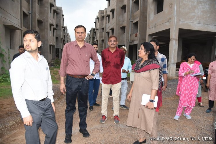 कमिश्नर और कलेक्टर ने किया प्रधानमंत्री आवास योजना का निरीक्षण, निर्माण कार्यों में तेजी लाने के निर्देश