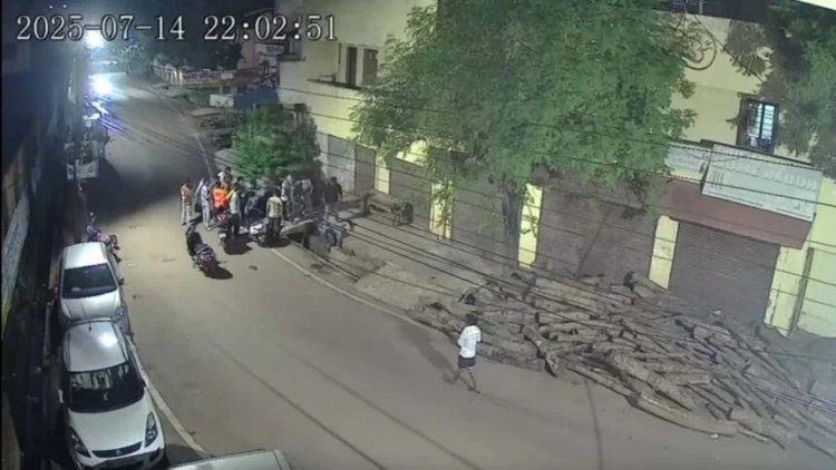 CG : कुत्ते को बचाने के चक्कर में 17 साल के लड़के की मौत, तेज रफ्तार स्कूटी अनियंत्रित होकर गिरी