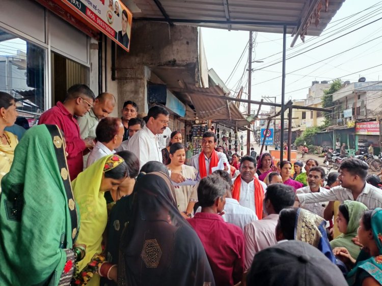 ग्रामीण विधायक मोतीलाल साहू ने पार्षद, जोन कमिश्नर सहित गोगांव में प्रधानमंत्री आवास योजना के मकानों हेतु स्वीकृत 22 भवन अनुज्ञा पत्र हितग्राहियो को प्रदत्त किये