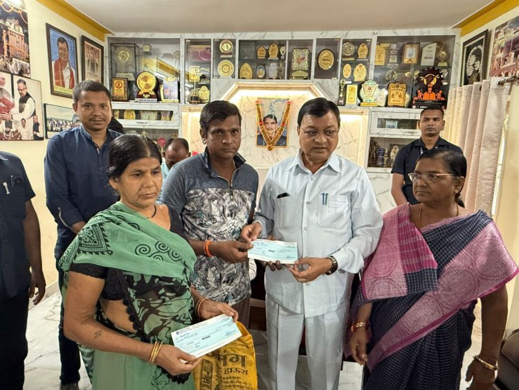 मंत्री  लखनलाल देवांगन ने 10 परिवारों को दिए सहायता राशि का चेक
