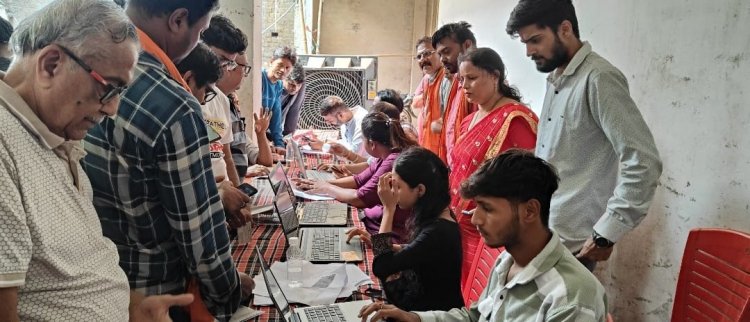 श्री विश्वकर्मा समाज रायपुर एवं छत्तीसगढ़ चैंबर ऑफ कॉमर्स के संयुक्त तत्वाधान मे HSRP नंबर प्लेट रजिस्ट्रेशन का आयोजन दुलार धर्मशाला में किया गया।