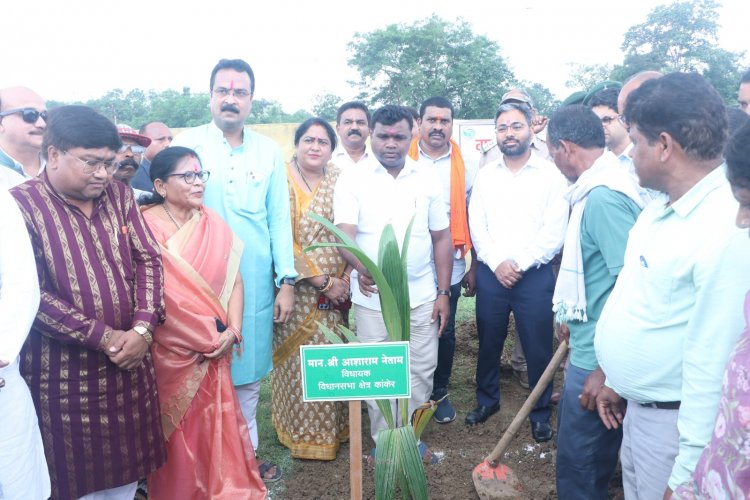 जिला स्तरीय पौधरोपण कार्यक्रम का शुभारंभ ग्राम कोदागांव से विधायक एवं कलेक्टर ने शाला परिसर में लगाए नारियल व कटहल के पौधे