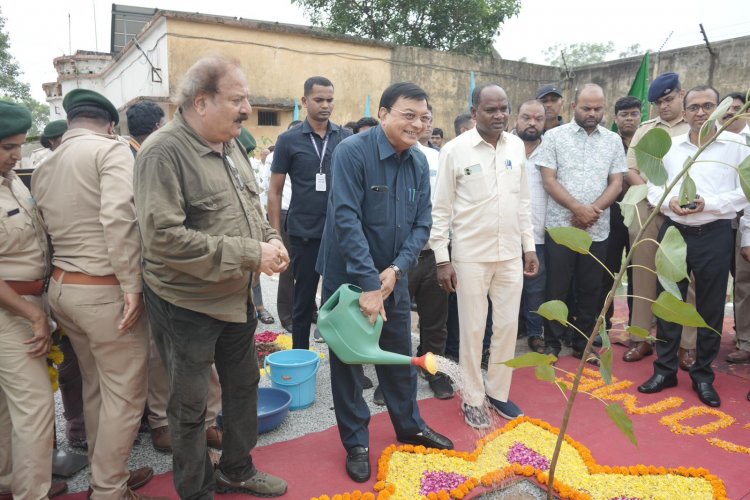 एक पेड़ माँ के नाम“ अभियान बना जन आंदोलन, पर्यावरण संरक्षण को मिल रही नई दिशाः-  कैबिनेट मंत्री श्री लखन लाल देवांगन
