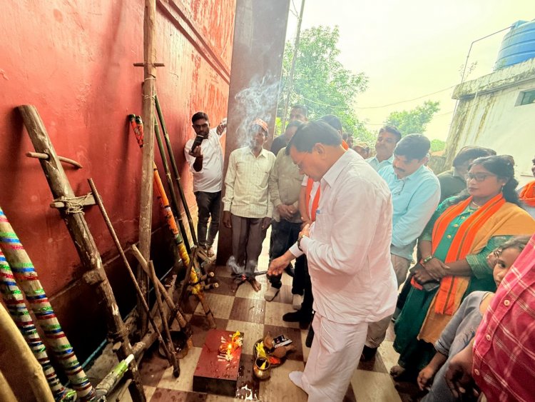 हरेली पर्व के रंग में रंगे उद्योग मंत्री लखन लाल देवांगन, गेड़ी चढ़े, पारंपरिक खेलों में हुए शामिल