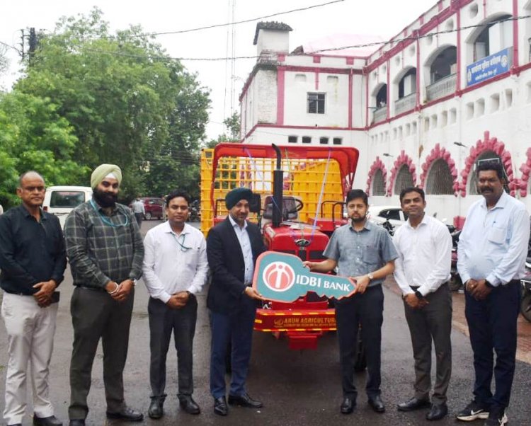 आईडीबीआई बैंक ने जिला पंचायत दुर्ग को ‘काऊ कैचर’ वाहन प्रदान किया