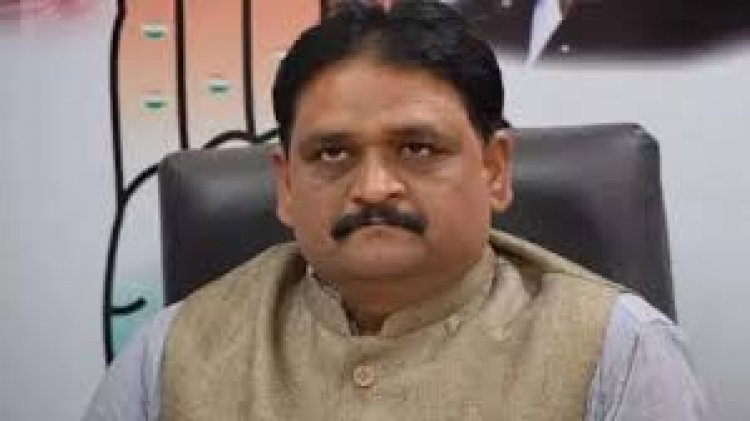 सोलर पैनल का सबसे बड़ा निर्माता अडानी इसीलिये सरकार सोलर पैनल लगाने पर जोर दे रही