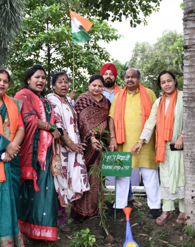 “एक पेड़ माँ के नाम” अभियान के तहत वृक्षारोपण कर वीर शहीदों को दी गई श्रद्धांजलि