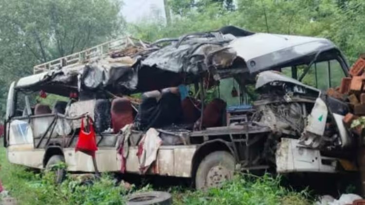 Road Accident: दर्दनाक हादसा; कावड़ियों की बस और ट्रक में जोरदार भिड़ंत, 18 की मौत, कई घायल