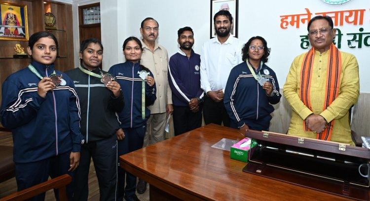 मुख्यमंत्री श्री साय से किक बॉक्सिंग पदक विजेता खिलाड़ियों ने की सौजन्य मुलाकात