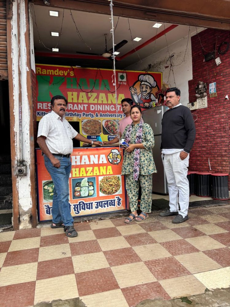 खाना खजाना रेस्टोरेंट एवं फल दुकान  में गन्दगी मिलने पर निगम ने ठोका जुर्माना