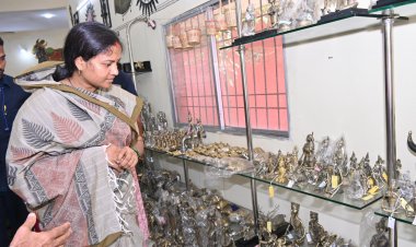 मंत्री श्रीमती लक्ष्मी राजवाड़े ने शबरी एंपोरियम, और गारमेंट फैक्ट्री का किया अवलोकन