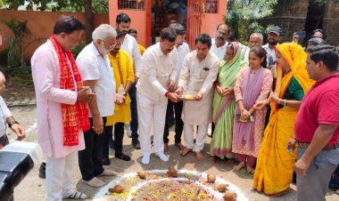 ग्रामीण विधायक मोतीलाल साहू ने वार्ड 51 पार्षद रेणु जयंत साहू सहित संकल्प सोसायटी फेस 2 में 7 लाख 76 हजार रूपये में पेवर लगाने हेतु किया भूमिपूजन