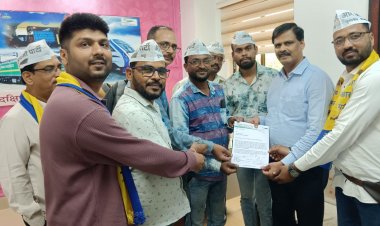यात्री ट्रेनें रद्द करने पर आम आदमी पार्टी ने SECR रेलवे को सौंपा ज्ञापन
