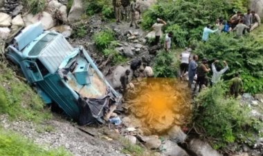 Breaking : 3 जवान शहीद; 200 फीट गहरी खाई में गिरी CRPF की गाड़ी, 10 घायल