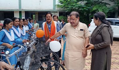 रायपुर दक्षिण विधायक सुनील सोनी पहुंचे संत कंवरराम कन्या विद्यालय, पार्षद एवं एमआईसी सदस्य अमर गिदवानी सहित छात्राओं को सरस्वती योजना में प्रदत्त की, साइकिलें,साइकिल पाकर छात्राओं के चेहरे खिले