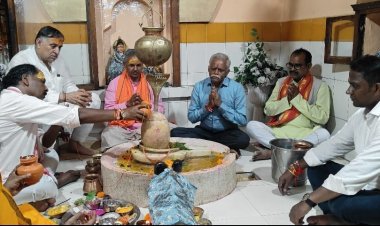 नीलकंठ महादेव मंदिर में 108 जड़ी बूटियों से हुआ रुद्राभिषेक स्नान भाजपा संगठन के मंत्री पवन साय हुए शामिल।