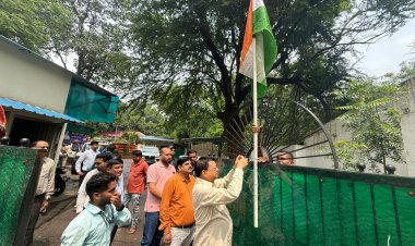 उद्योग मंत्री  लखन लाल देवांगन ने रायपुर निवास में तिरंगा फहराया