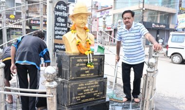 निगम संस्कृति विभाग अध्यक्ष अमर गिदवानी, पार्षद राजेश गुप्ता, महेन्द्र औसर ने महापुरूषों की मूर्तियों और चौराहो की झाडू लगाकर सफाई श्रमदान कर की