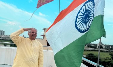 पूर्व विधानसभा अध्यक्ष धरमलाल कौशिक ने हर घर तिरंगा अभियान अंतर्गत परासदा निवास में लगाया तिरंगा।