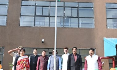 इंद्रावती भवन में आयुक्त स्वास्थ्य सेवाएं डा० प्रियंका शुक्ला ने ध्वजारोहण किया