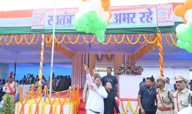 स्वतंत्रता दिवस पर मंत्री  दयालदास बघेल ने ध्वजारोहण कर परेड की सलामी ली