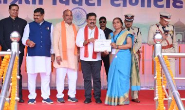 - स्वतंत्रता संग्राम सेनानियों के परिजनों और शहीदों के परिजनों को किया सम्मानित