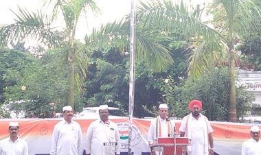 पीसीसी अध्यक्ष दीपक बैज ने राजीव भवन में ध्वजारोहण किया