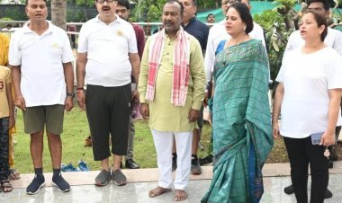 79वें स्वतंत्रता दिवस पर तेलीबाँधा मरीन ड्राइव में 82 मीटर ऊँचे फ्लैग पोस्ट पर महापौर मीनल ने फहराया विशाल राष्ट्रध्वज तिरंगा0