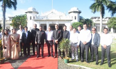 अम्बिकापुर : स्वतंत्रता दिवस के अवसर पर कलेक्टर  विलास भोसकर ने जिला कलेक्टोरेट परिसर में किया ध्वजारोहण