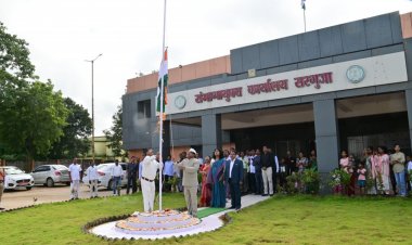 अम्बिकापुर : सरगुजा संभागायुक्त  नरेंद्र दुग्गा ने संभाग आयुक्त कार्यालय में किया ध्वजारोहण