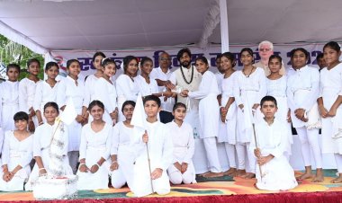 आरंग हाईस्कूल मैदान में गुरु खुशवंत साहेब जी ने ध्वजारोहण कर ली परेड की सलामी – प्रतिभाशाली छात्र–छात्राओं का हुआ सम्मान