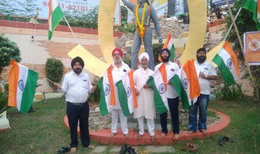 छत्तीसगढ़ सिक्ख समाज ने स्वतंत्रता दिवस पर शहीदों के सम्मान में पहली बार भगत सिंह चौक पर लहराया तिरंगा : गूंजे – भारत माता की जय, शहीद अमर रहें"
