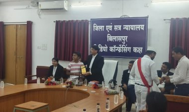 छत्तीसगढ़ में कर्मचारी संघ जिला शाखा बिलासपुर की ओर से जिला न्यायालय परिसर कॉन्फ्रेंस हॉल में न्यायिक गौरव सम्मान का आयोजन किया गया