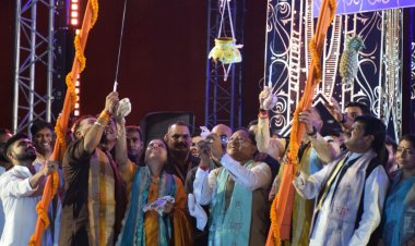 मुख्यमंत्री  श्री साय ने निभाई दही-हांडी की परंपरा  श्री साय ने इस भव्य आयोजन के सफल संचालन हेतु आयोजक  बसंत अग्रवाल एवं उनकी टीम को हार्दिक बधाई दी