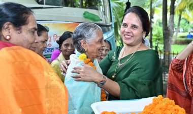 80 वरिष्ठ नागरिको की रायपुर दर्शन यात्रा को वरिष्ठ नागरिको को सम्मानित कर महापौर मीनल चौबे ने हरी झंडी दिखाकर टाउनहॉल से किया रवाना