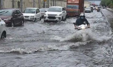 Rain Update: भारी बारिश से डूबी मायानगरी, तालाब में तबदील हुई सड़कें, स्कूल-कॉलेज किए बंद