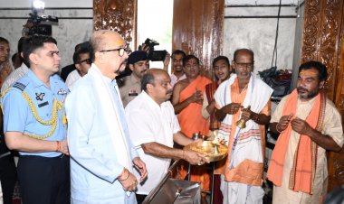 राज्यपाल रमेन डेका ने गायत्री नगर पहुंचकर जगन्नाथ मंदिर में पूजा कर समस्त प्रदेशवासियों की सुख-समृद्धि, शांति और खुशहाली की मंगल कामना की।