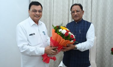 मुख्यमंत्री श्री साय से वाणिज्य एवं उद्योग मंत्री  लखनलाल देवांगन ने की सौजन्य मुलाकात