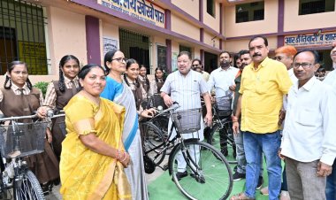 रायपुर दक्षिण विधायक सुनील सोनी ने खो-खो पारा स्कूल में 33 छात्राओं को सरस्वती सायकल योजना में सायकल प्रदत्त की