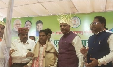 वनमंत्री केदार कश्यप के आग्रह पर किसान ने वनभूमि कब्जा छोड़ा, मंच से किया गया सम्मान