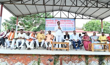 छात्र छात्राओ की उपस्थिति के मध्य रायपुर ग्रामीण विधायक निधि से 10 लाख की स्वीकृत लागत से शाला परिसर में नवनिर्मित प्रार्थना शेड का फीता काटकर लोकार्पण करते हुए शानदार सौगात दी